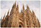 行走记——Duomo di Milano




Churchof Duomo





米兰大教堂是世界上最大的哥特式建筑，世界上最大的教堂之一，  圣母玛利亚金像
规模雄踞世界第二，  米兰大教堂最高塔
是仅次于梵蒂冈的圣彼得教堂，也是世界上影响力最大的教堂之一。





在这里达芬奇，布拉曼特曾为他画过无数设计草稿，为使得大教堂更加壮丽。





对于旅游者，最不能错过的地方是教堂的顶层，教堂有6座石梯和两个电梯通往屋顶，顶上纵横交错着33座石桥，连接......