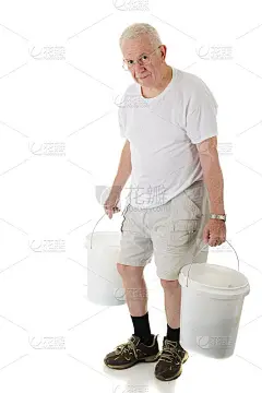 驼背提桶的老人