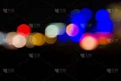 抽象光散景背景。散焦的夜间交通灯