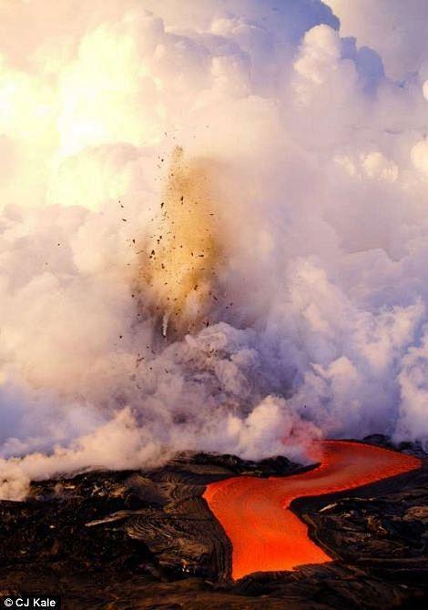 组图：美国摄影师冒死拍摄火山岩浆入海场景...