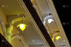 建筑正面的夜灯