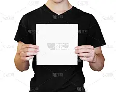 一个拿着一张白纸的男人。拿着一本小册子。关闭了。在白色背景上隔离