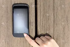 手指按压空白的智能手机触摸屏
