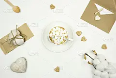 平铺的卡布奇诺，棉花糖，白心饼干和红糖