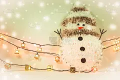 雪人和圣诞老人在雪中点缀圣诞物品的背景，装饰为平安夜。圣诞快乐，恭贺新禧。