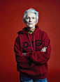 / 人物 /

15岁开始模特生涯的Maye Musk，即便在有了3个孩子后，依旧一边攻读两个硕士学位，一边经营公司，同时兼顾自己的模特事业，如今71岁的她又多了一个新头衔-“特斯拉太后”。

Photographer：Sofia Sanchez and Mauro Mongiello / Stylist：Samuel Francois ​​​​