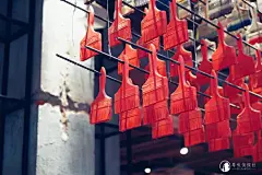 新案件｜魔都首家纯手工热狗店 : 热狗这玩意儿 许多人容易对它有误解 觉得就是个面包里夹了根香肠 上面挤上点红黄酱 就像IKEA卖的那种 感觉特没技术含量 更无美味度可言 去过纽约的小伙伴一定会被满大街的餐车吸引，尤其是卖热狗的餐车，多少美剧的经