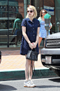 当地时间4月19日，艾玛·罗伯茨 (Emma Roberts) 在贝弗利山庄出街，身穿蓝色蕾丝连衣裙娇小可人。