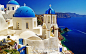 圣托里尼岛Santorini位于爱琴海，在希腊大陆东南方向约200km处，这里有典型的爱琴海风光：阳光、沙滩、大海、蓝天、白房子，是人们梦想中的蜜月度假胜地。作为希腊最著名的岛屿之一，圣托里尼岛真可谓是蓝与白国度最好的写照。@收藏到花瓣