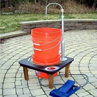 另外一款用脚踩泵和水管水桶打造的户外便携...