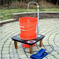 另外一款用脚踩泵和水管水桶打造的户外便携台盆。