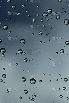 玻璃上有雨水，背景模糊