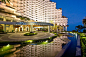 芭提雅悬崖酒店景观改造 Royal Cliff / TK Studio + Landscape Collaboration :   TK Studio + Landscape Collaboration： 皇家悬崖酒店集团度假村位于芭堤雅海岸64英亩的土地上，是首批拥有四家五星级酒店的度假村之一，被认为是芭堤雅酒店的地标。曾经是奢华和专属的同义词，但是随着时间的推移，随着度假村的设施和布局变得...