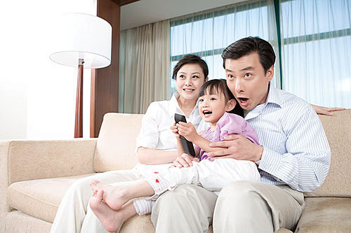 年轻双亲,沙发,看电视,恐惧,住宅内部_...