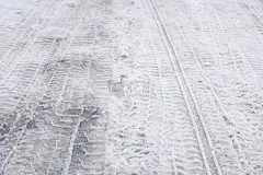 雪地上有汽车轮胎的痕迹