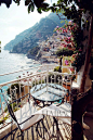 1、意大利波西塔诺
　　位于意大利著名的Amalfi海岸，原本是一个贫穷的渔村，直到此世纪又重新因为旅游观光复苏，看起来平静却富地中海迷人风情，暖色调的建筑密密实实地堆叠在山坡上，当地有受欢迎的柠檬酒，电影《托斯卡尼艳阳下》 (Under the Tuscan Sun) 那种享受海风与浪漫步调的场景让人好难忘。