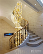 复古色的铜楼梯及香槟色的水晶吊灯遥相呼应，奢华又不失细节。
