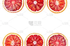 切开的血淋淋的橙子孤立在白色背景上。新鲜成熟的西西里红橙，柑橘类水果