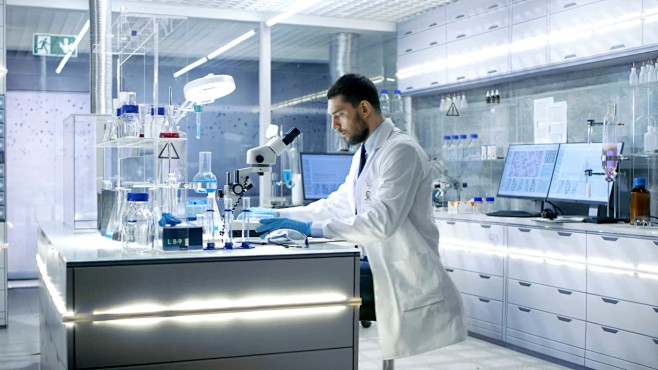 研究科学家用外科手术钳调整培养皿中的样品...