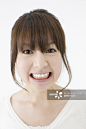 Young woman clenching teeth_创意图片