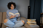 happy woman reading book at home - 夜晚阅读 個照片及圖片檔