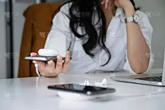 女子分享无线充电，她的智能手机耳机盒。技术的概念。