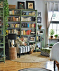 30个安静的家庭阅读角，让你爱上读书！_阅览 : 假如喜爱惬意、舒适的读书情调感，只需要摆放一个舒适的沙发或沙发椅，调配温暖的地毯和隔板书架，一个随性的阅览角就完成了。 在阳台、客厅、卧室等空间的旮旯处可设置书桌和书架，把死角活用起来，构成一个围合…