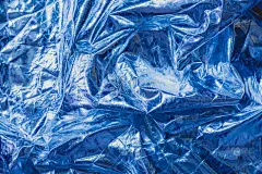 褶皱织物的质感为金属蓝色。