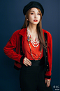 组图:吴昕贝雷帽造型知性优雅 珍珠项链搭配红黑色服饰尽显复古