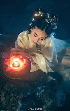 “红脸青腰，旧识凌波女。
照影弄妆娇欲语。西风岂是繁花主。”
