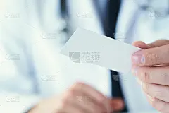 男性医生的手握和给白色空白名片特写在办公室。联系信息交流，正式会议介绍手势，个人或家庭医生概念