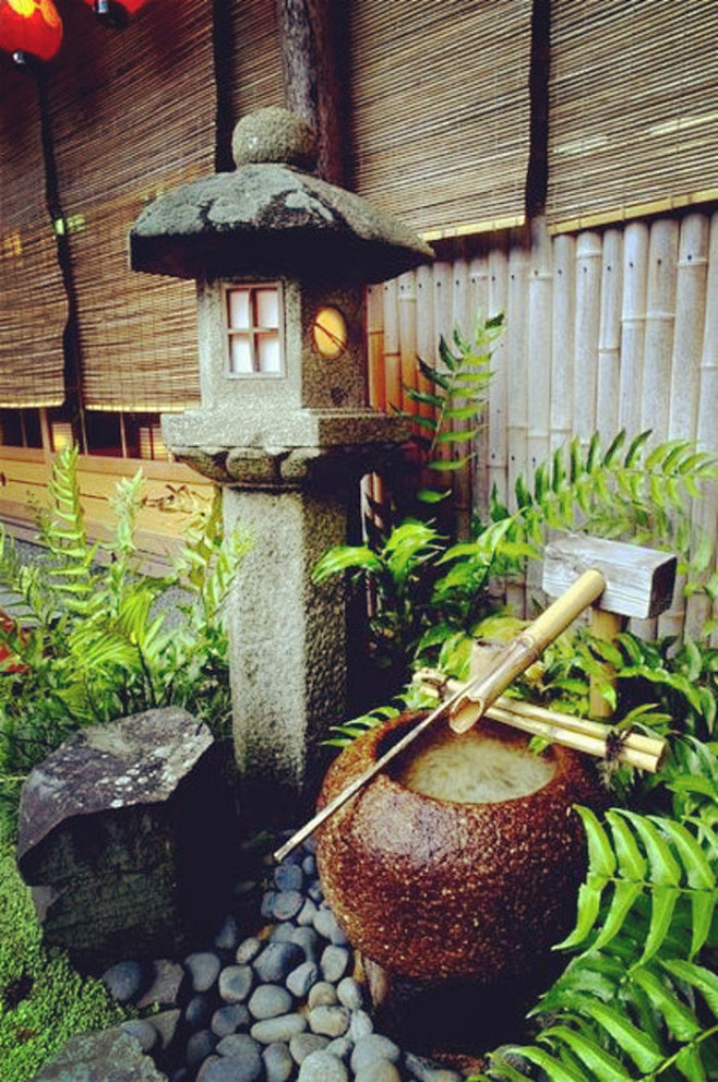 蹲踞（tsukubai）是日式庭院中常见...