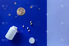 白色瓶子，药丸，蓝色背景上的月亮。失眠，满月时间，睡眠问题，催眠。模型，俯视图，平放，复制空间。