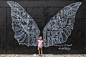 【APP晒货】涂鸦墙完美拯救拍照手残党 博主们都爱的涂鸦墙，来自纽约街头手绘艺术家Kelsey Montague的作品分布在全美各个不同的城市，天使的翅膀是她最经典的作品，还有气球、秋千各种涂鸦艺术，换上新装带上你最会拍照的小伙伴一起去打卡，享受被点赞刷爆的快感！详情：O网页链接 ​​​​