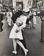 摄影史上十大经典接吻照片




Alfred Eisenstaedt的传世经典——胜利之吻。1945年8月14日，胜利的喜讯传到家门，二战在一片欢呼中结束了。纽约时代广场上，一个水兵小伙子兴奋地亲吻身边不认识的护士，这张照片成为历史上和摄影史上尤为经典的接吻瞬间。





1940年11月，信任美国住法国维西使官亚当·威廉即将走马上任，在美国诺尔福柯，与他的孙子吻别。拍摄这张照片的是摄影师托马斯。





战争给多少家庭带来妻离子散，家破人亡的悲剧。1961年11月，......