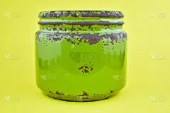 绿色的jar。生锈的锡景，陶瓷罐。清洁你的信息，广告或公司标志。黄色背景