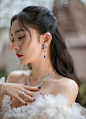 组图：众女星亮相时尚活动 杨幂唐嫣娜扎露香肩林允秀美背 : 25日，杨幂、唐嫣、娜扎、江疏影、毛晓彤、赵露思、乔欣、林允等女星盛装亮相时尚活动。