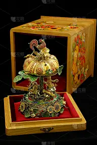 小雕像-旋转木马的金，银和珠宝。