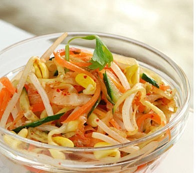 拌杂菜
材料：黄豆芽250克，黄瓜1根，...