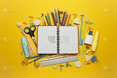 回到学校，物品以黄色为背景。欢迎来学习。销售配件为知识，零售。研究购物。文本复制空间