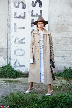 风格加戏的脚背一字带 : 有个有趣的说法：高跟鞋属于夜晚，而矮跟鞋是“白日美人”，别小看那几厘米差距，鞋跟的变化会让女人的整体风格发生改变，美给别人看和优雅到骨子里，你选哪一个？