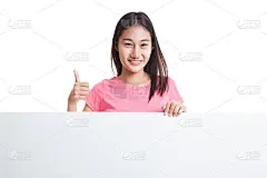 年轻的亚洲女性竖起大拇指，示意空白。