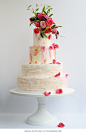 浪漫色彩的春季婚礼蛋糕~：+来自：婚礼时光——关注婚礼的一切，分享最美好的时光。#鲜花婚礼蛋糕#
