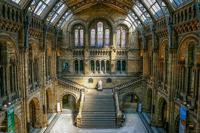 英国自然历史博物馆位于伦敦南肯辛顿区，欧...