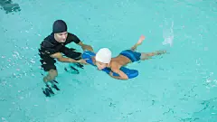 男孩上游泳课