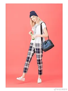                                                                                                                         插画超话 再给大家分享下人物动态的步骤，熟练的话就不用这么一步一步来，拆分很细为了让零基础的小伙伴学习造型是插画中很重要的一块内容，造型好看了，后面再去上光影质感就更加得心应手。造型不好看，材质堆砌只能掩盖一时，真正工作中是不会允许那么多材质的叠加的，有时间就多 ​​