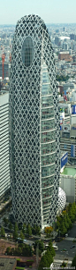 日本钢架结构的校舍建筑【蚕茧大厦】，Shinjuku Cocoon Building Kenzo Tange.丹下建筑事物所2008年10月在东京西新宿设计建成了一座50层的大厦。建筑造形成长卵形。包含东京时尚学校、数码学校、医学护理学校3所教育机构，可供1万名学生使用，堪称#垂直校园#。