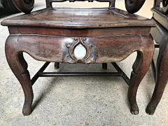 年代：清
描述： 全高102 面宽56 侧深49 座面高45厘米 (联糸/微信扫一扫)

扶手椅曲线流畅，难得保存成对。靠背板镶嵌大理石板，石纹优美，如同泼墨山水画，清新悠远，引人遐想。为厅堂书房实用之器。