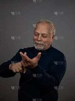 发际线向后退垂的快乐养老金领取者数手指