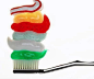【选牙膏别看名字看成分】美白牙膏、防蛀牙膏、抗敏牙膏…市面上各式各样的牙膏让人眼花缭乱，其实，选择最适合自己的牙膏，别看名字，应看它的成分：1.牙齿发黄要找“有机硅”。2.防止蛀牙要找“氟”。3.牙齿敏感找“氯化锶”或“硝酸钾”。4.预防牙垢，找“焦磷酸盐”或“柠檬酸锌”。